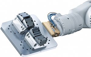 Powerful robot coupling for pallet handling